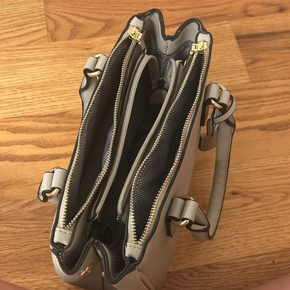 Light grey purse with gold hardware! - Picture 5 of 5